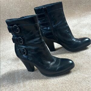Born Vivi Ankle Womens Boot Black Leather 3 Decorative Buckles Size 8/39